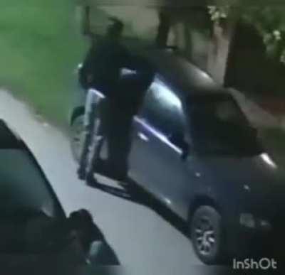 La Plata: Pibes vandalizan autos dibujando penes sobre vidrios y chapas