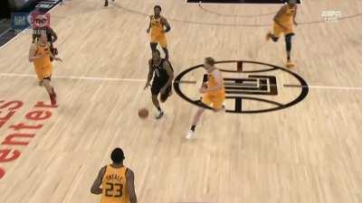 [Highlight] Kawhi comes up hobbling in the 4th