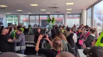 Fuck Elon. French people storming Tesla showroom to demand the ultra-rich to pay taxes
