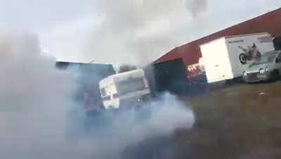 Eine Feuerwerksrakete in einem alten Ölfass.