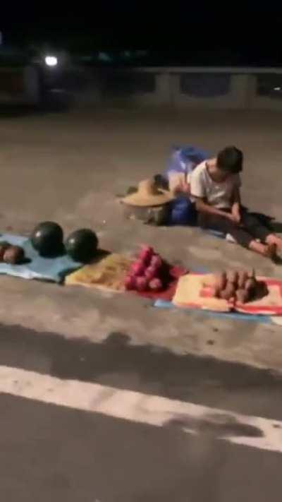 中华正能量！7月12日广东湛江，婆婆凌晨3点半仍在路边摆摊,自食其力不给国家填复旦