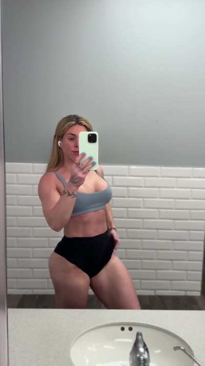 That glute pop drives me wild