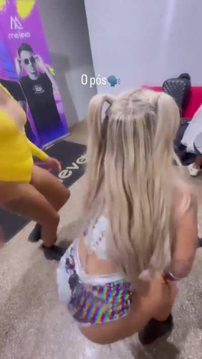 Thallita Treyce rebolando a raba após o show