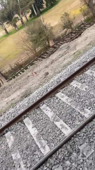 Cambian vías con durmientes viejos en Tren Roca