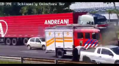 AL MENOS TRES MUERTOS EN CUÁDRUPLE CHOQUE EN PANAMERICANA EN CAMPANA - Fue en el kilómetro 72 de ruta 9 mano a CABA. - Chocaron dos camiones y dos autos. - Las tres víctimas murieron carbonizadas. - Además hubo tres heridos