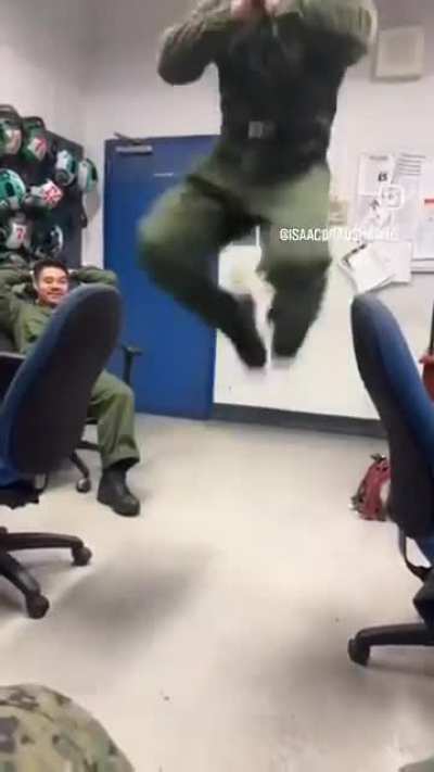 Jean-Claude Van Damme would be proud of this attempt