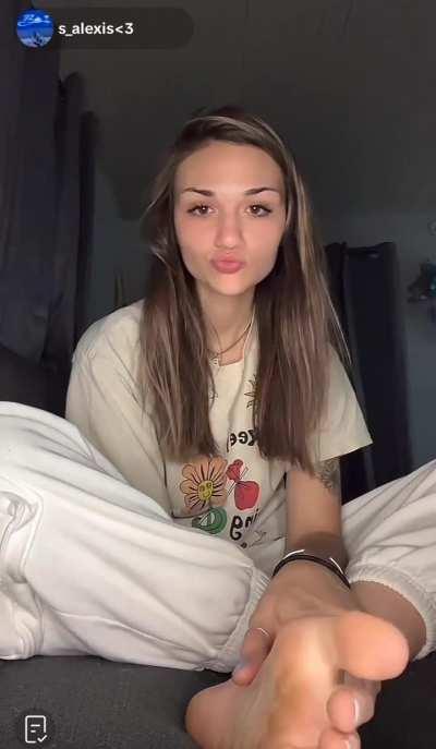 Alexis showing her perfect feet on tiktok live yesterday