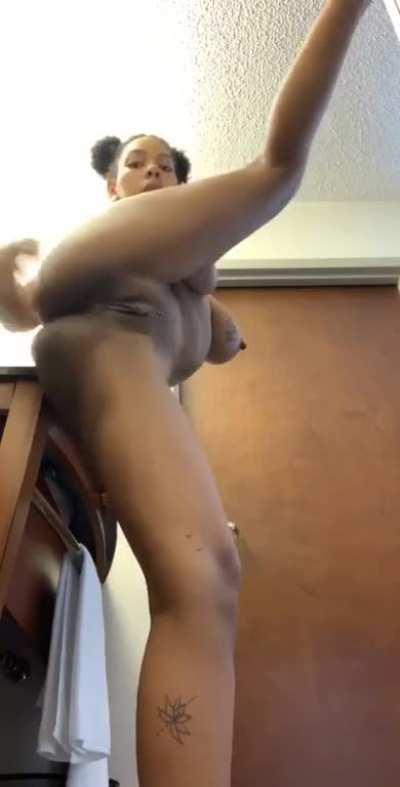 Sexy big tittie twerk