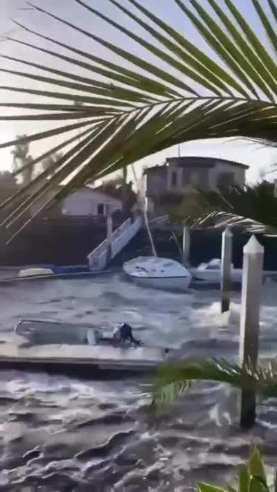 Can anyone tell me what's happening? 😨