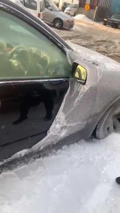 Ruso quitando el hielo mañanero del coche