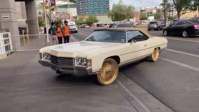 Devin Booker rollin into Game 1 with gold plated rims