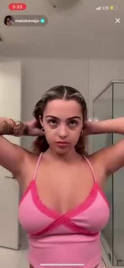 Malu Trevejo knows her armpit is pretty 😻
