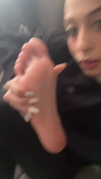 I know you want to sniff them, I can do it for you 🥰🦶🏻