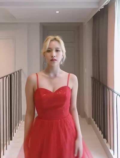 201209 - Mina in red