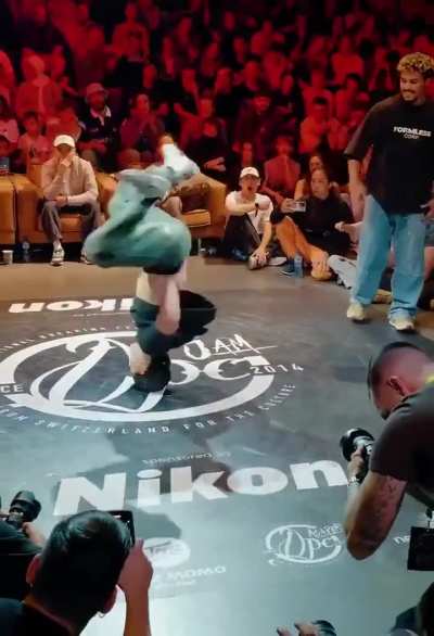 Breakdance master in mind-blowing moves!