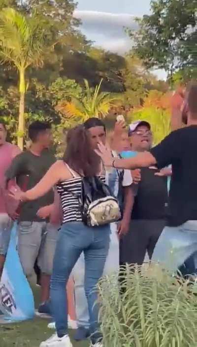 Reconquista: En medio de una marcha contra Javier Milei apareció un hombre con una remera que tenía su nombre y provocó a los manifestantes al grito de “zurdos van a correr