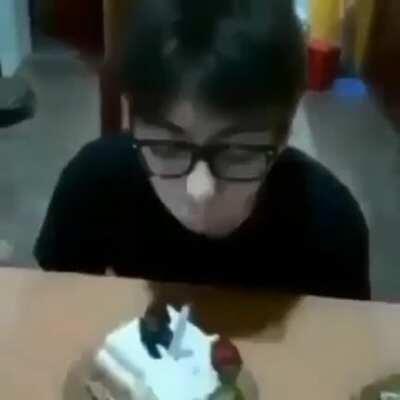 Ramiro, 15 años, escucha Morad, pura calle, MDLR, le miras mal y te parte la cara.