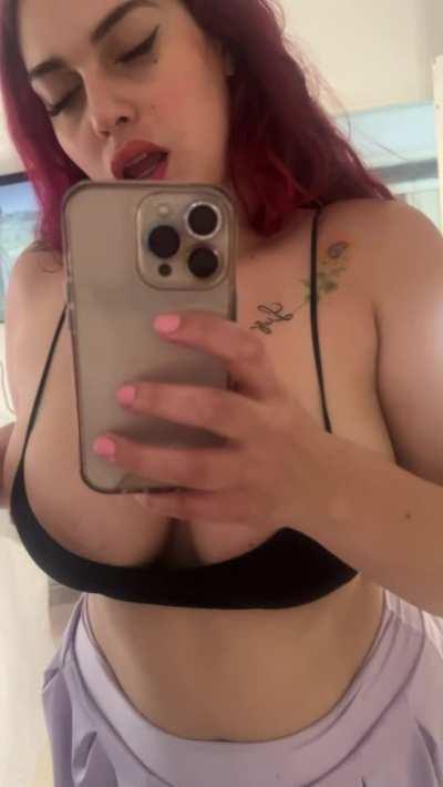 Born in 1992, mom of one, single, horny af