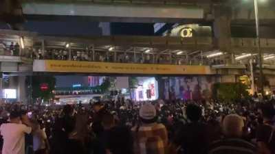 Thai protesters chanting “I love Hong Kong” #MilkTeaAlliance