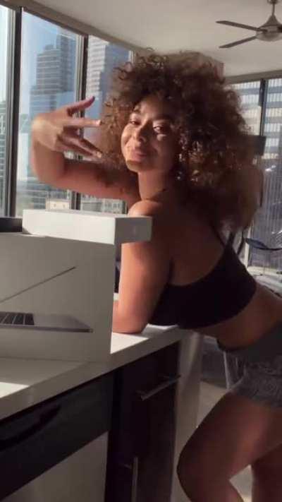 Even In Ads She Doesn’t Talk 😂