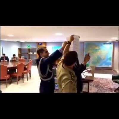 O Nosso excrecentissimo Presidente dando uma mensagem para a nação.