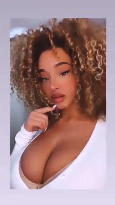 Wait She's Bi 🤔 Still Hot 😋🥰