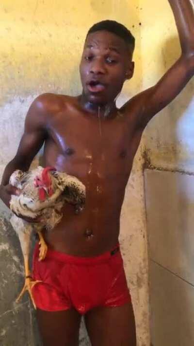 Batista tomando banho com o seu cachorro e o seu titan colossal que lindo