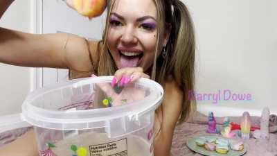 Cupcake Pee Party!! 🧁 Finally using my cute cupcakes I found when I was out shopping one day! Aren’t they so cute?? I make them even cuter by dipping them in my piss and eating them all up and then puking them all up!! 💛 Lots of puke, piss and snot in thi