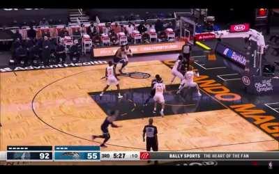 [Highlight] D'lo threads multiple needles for a dime to Ricky Rubio