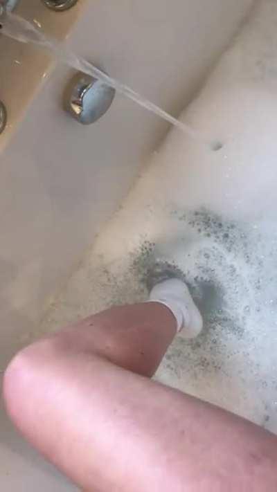 Hot, soapy, wet sock heaven 🤤🥰 Who want to peel these slippery, smelly socks off me? 🤷🏼‍♀️