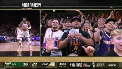 [Highlight] Phoenix Suns fan shows off his assets during Antetokounmpo's free throws