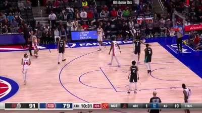 [Highlight] Frustrated with his lack of post touches, Wiseman commits two offensive three second violations within minutes.