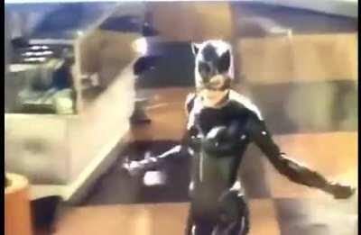 In the scene in Batman Returns (1992) where Catwoman (Michelle Pfeiffer) whipped off the heads of all four mannequins, she did it in ONE TAKE, to the applause of the film crew.