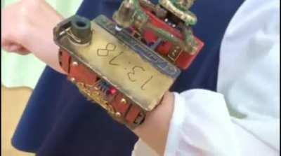 Este relógio steampunk escreve a hora a cada minuto e a apaga antes de escrever novamente