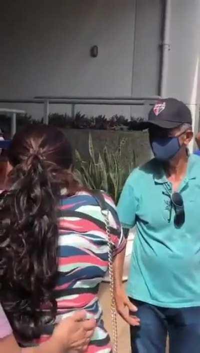 O mundo: precisamos praticar o isolamento social. O Brasil: