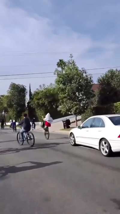 [USA] Mercedes drives through bicyclists in LA