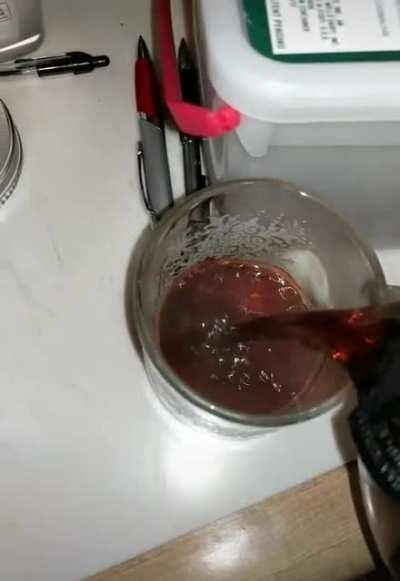 O copo simplesmente desistiu