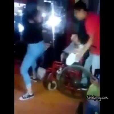 UN PERREO QUE PARALIZA