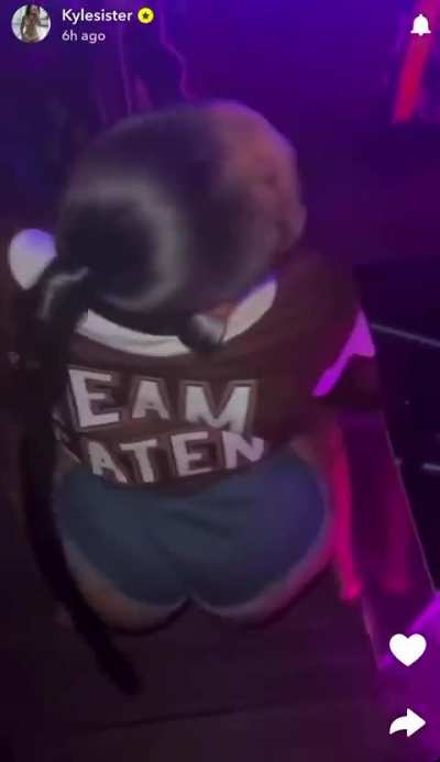Ari dancing in the club 😮‍💨🍑