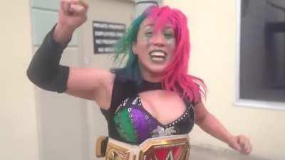 Asuka congratulates Io Shirai