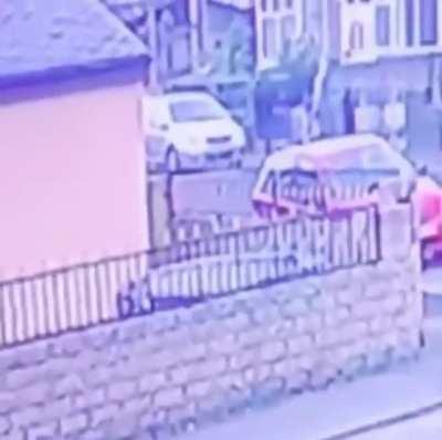 Two lads ditch a stolen car after police chase. Keep an eye on the driver (right side). Very slick move.