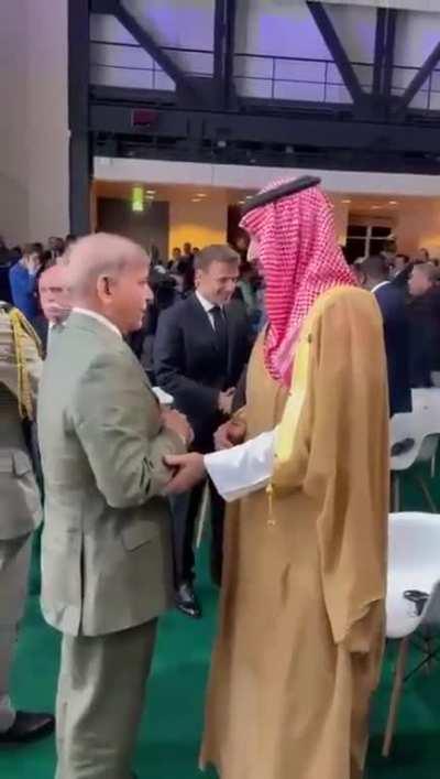 Can anyone lip-read ? Please interpret this embarrassing discussion.