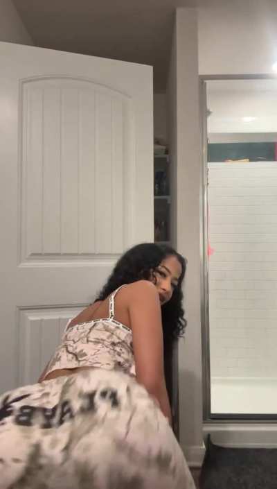 Aya twerking early morning 😩😩