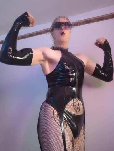 been a little while since I did any flexing in a shiny fit :3