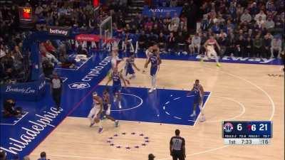 [Highlight] Jordan Poole unintentionally helped Joel Embiid score this fluke off a half-court pass by De'Anthony Melton (with replays).