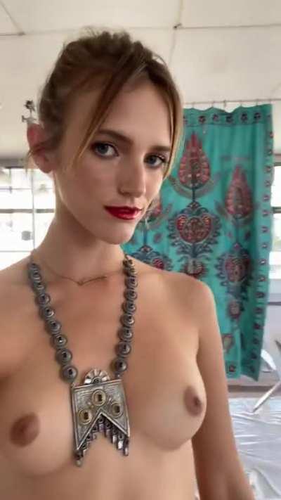 Behind the scenes on a nude art shoot. It will be in the next issue of Rescuer Mag. Look out for me 😘 [OC]