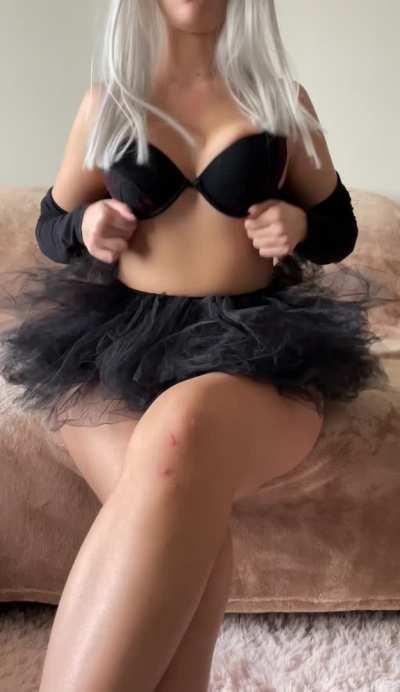 It turns me on knowing how many Redditors have seen my pretty pussy and ass hole