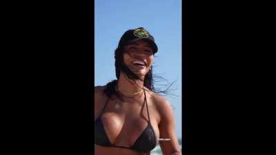 Aline Mineiro e uma aleatória quase tão gostosa quanto ela