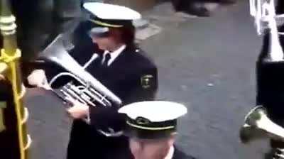 Паренёк конечно тот ещё говноед, но с юмором