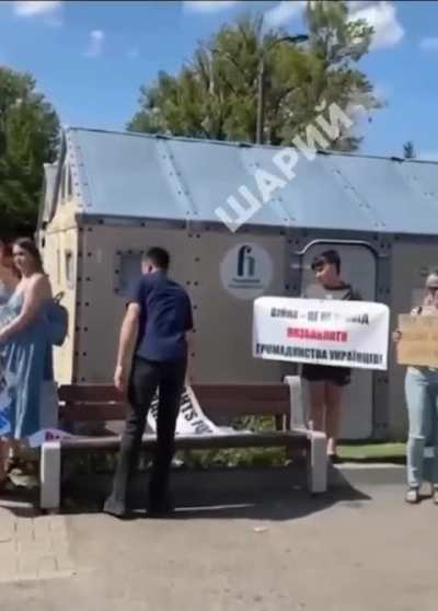 UA Pov: Ukrainians in Warsaw protest to be able to get passports